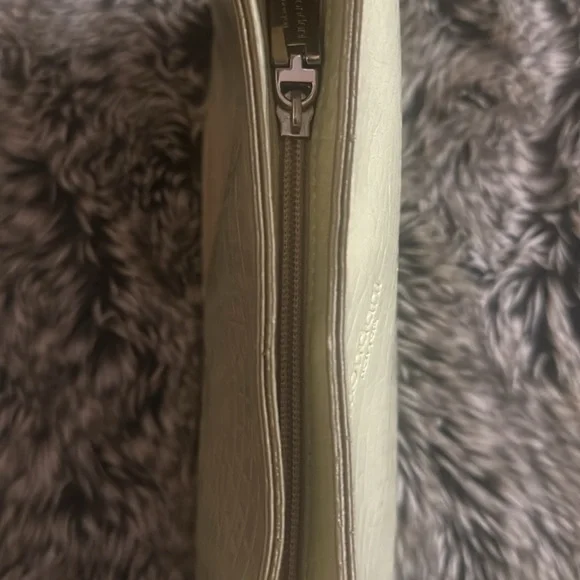 Mondani New York Ivory Green Croc-Embossed Shoulder Bag - Picture 4 of 5